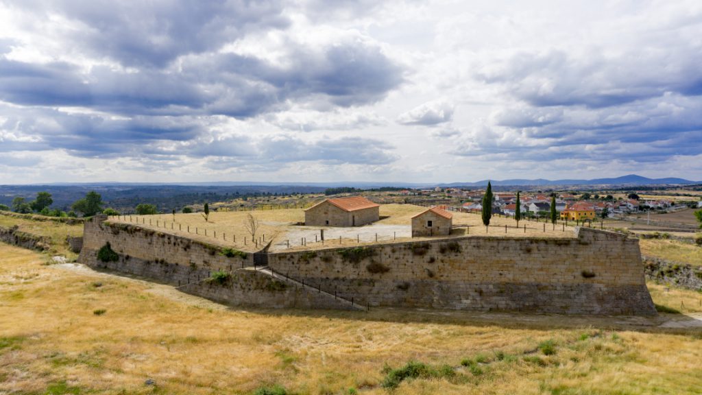 De overblijfselen van de kasteelmuren in Castelo Rodrigo.