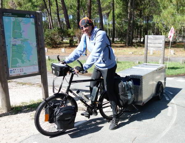 Ontmoeting met Cyrille, de fietser die een koelkast achter zich aansleept