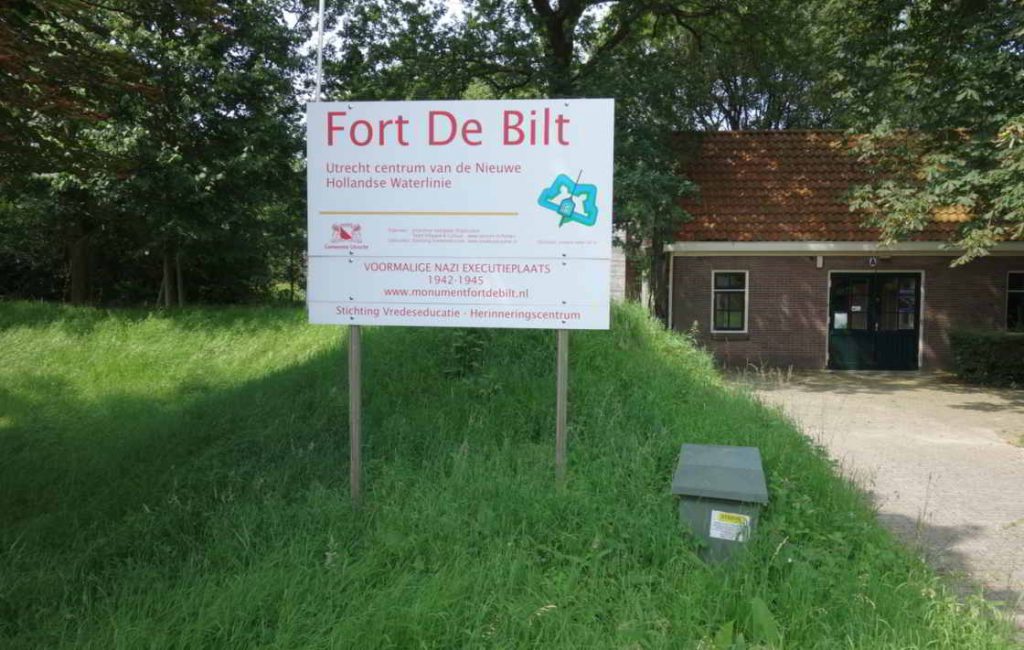 Een bord herinnert er nog aan dat Fort De Bilt in WO II een executieplek was van de nazi's