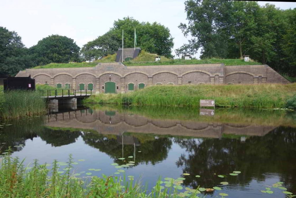 Verscholen in het groen ligt Ruigenhoek, onderdeel van de Stelling van Utrecht, waar je in de gracht kunt zwemmen