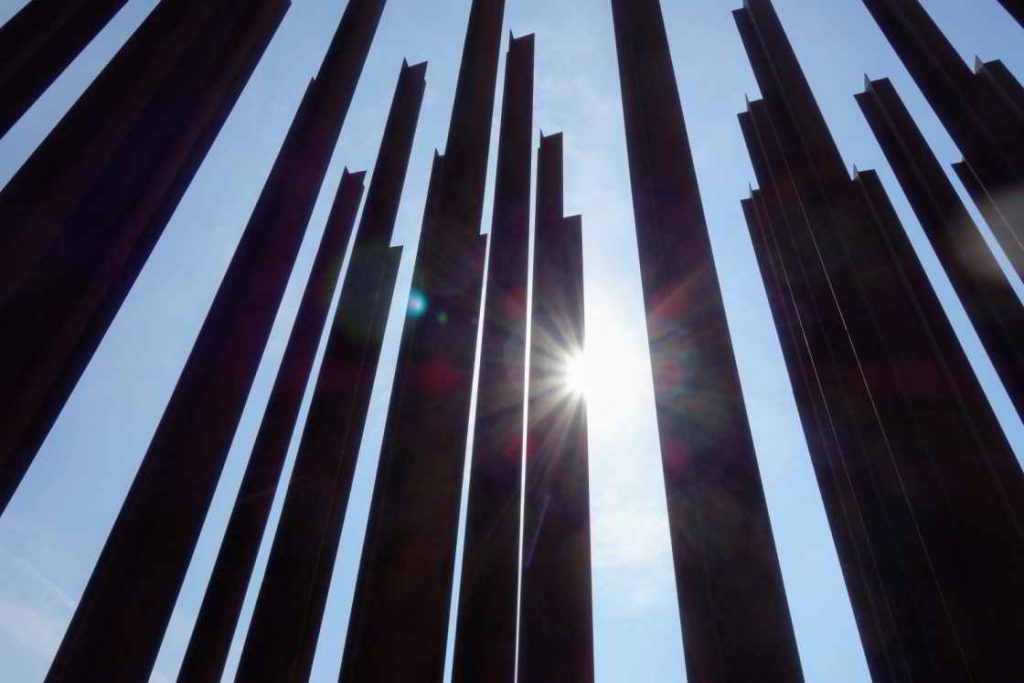 De Gate of Freedom langs de Iron Curtain Trail herdenkt de vele slachtoffers die het IJzeren Gordijn maakte