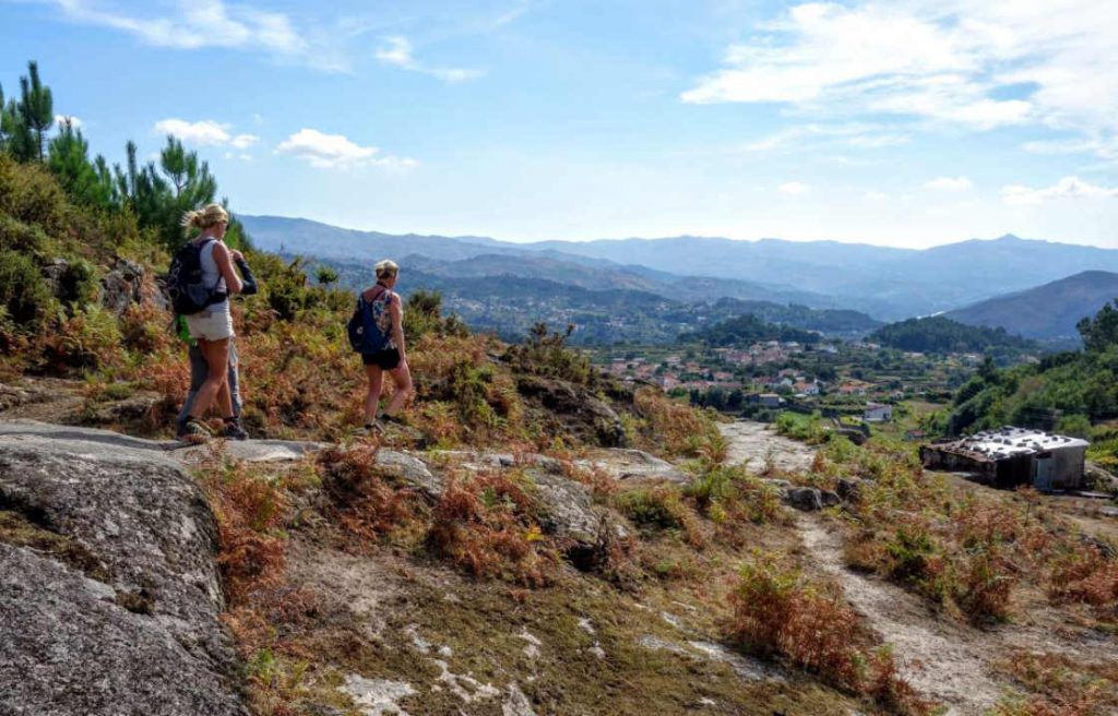 Afdaling naar een dorp in het natuurpark Peneda-Gerês