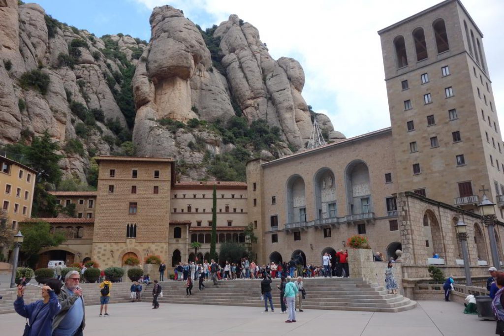 De abdij van Montserrat, de plek waar toeristen samenstromen om de mis te volgen