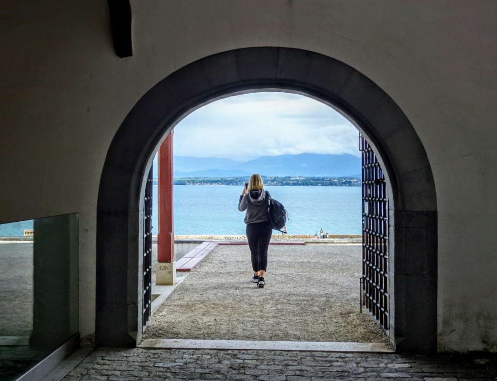 Een poort naar het Meer van Genève in hartje Nyon