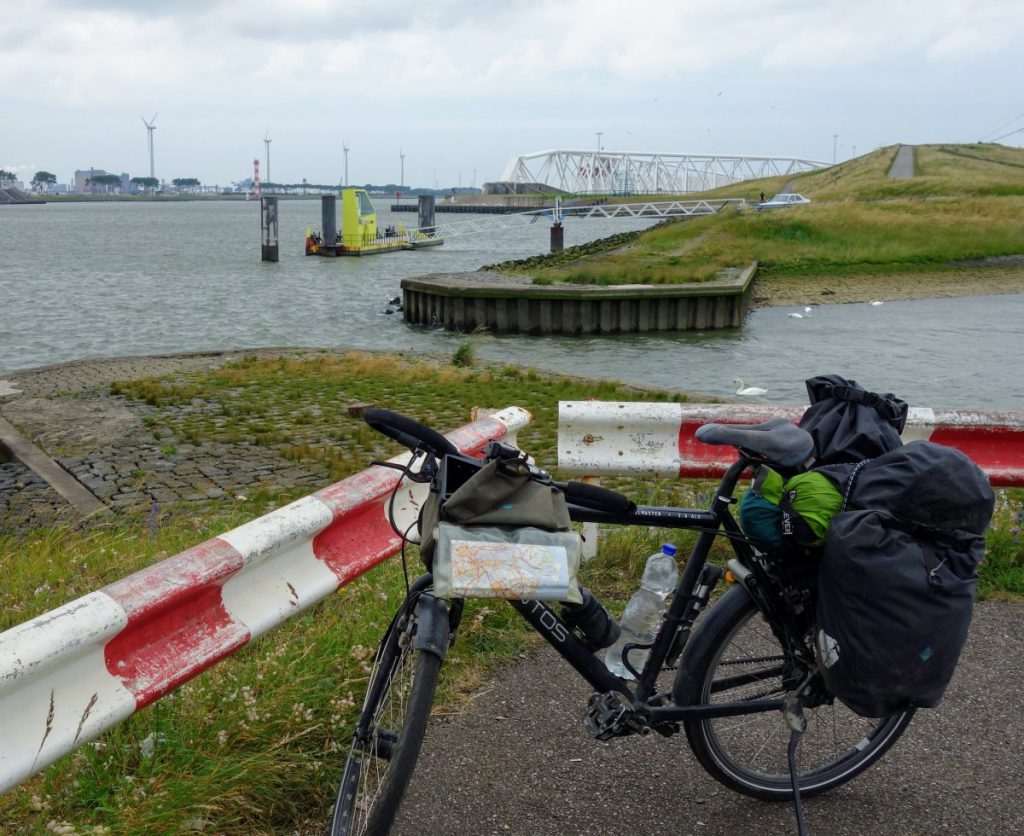 Op pad door het havengebied van Rotterdam; dit is het eerste of het laatste deel van de Maasfietsroute