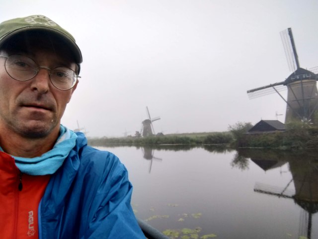 Molens van Kinderdijk-Elshout in de mist, het is een van de meer bekende UNESCO Werelderfgoederen in Nederland
