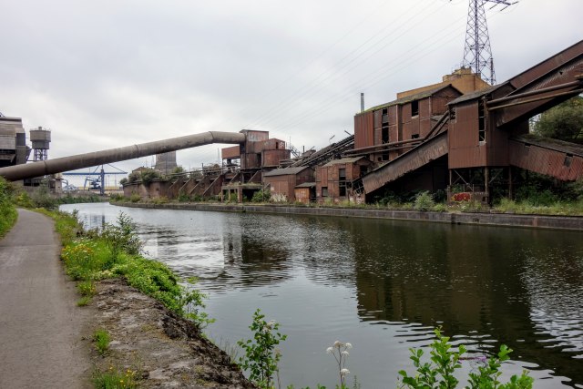 De oude industriële zone langs de Sambre bij Charleroi