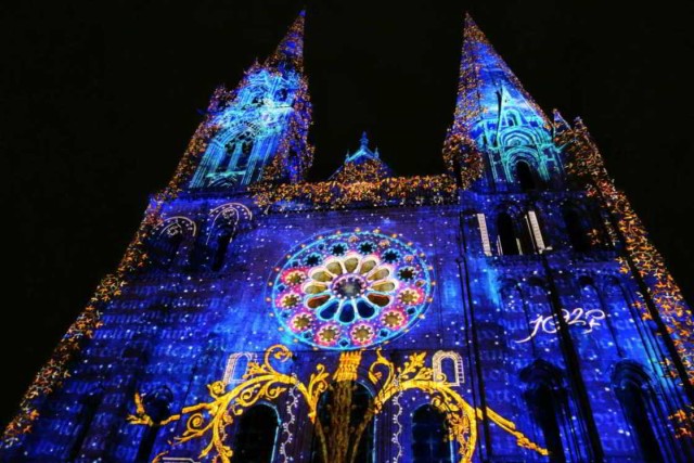 De monumenten van Chartres tijdens het spetterende lichtfestival