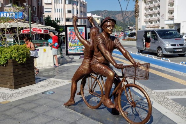 Marmaris kiest voor de fiets, getuige dit standbeeld
