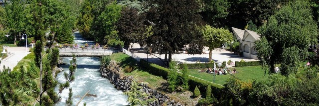 De Doron stort zich als een razende rivier door Brides-Les-Bains