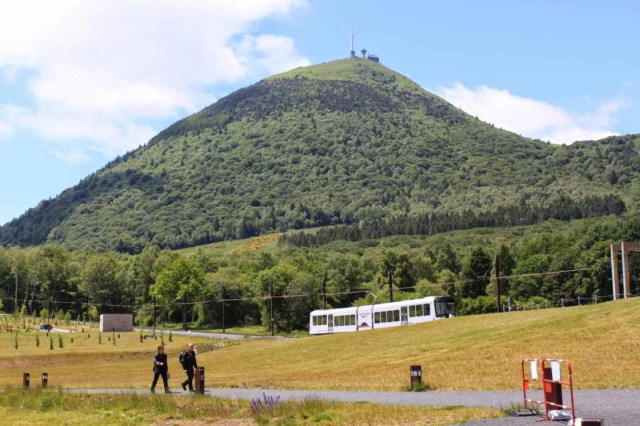 Niet alleen voor wielerfans is de Puy-de-Dome een magische berg
