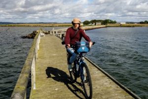 fietsen over een steiger in Kystlandet