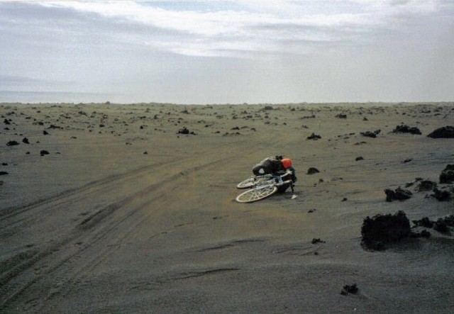 Vastgelopen in een woestijn van zwart zand