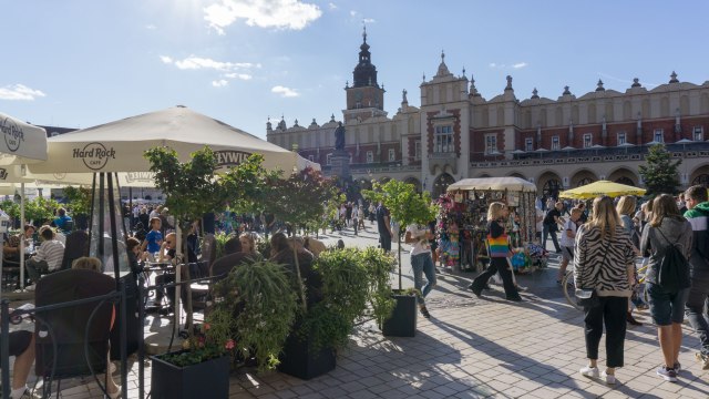 Terrasjes en flanerende mensen op de Grote Markt in Krakau, een van de pleisterplaatsen langs de Velo Malopolska