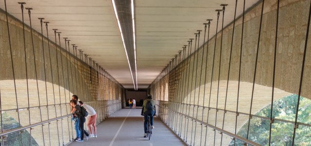 Pont Adolphe in Luxemburg-Stad, de fietsbrug onder de echte brug