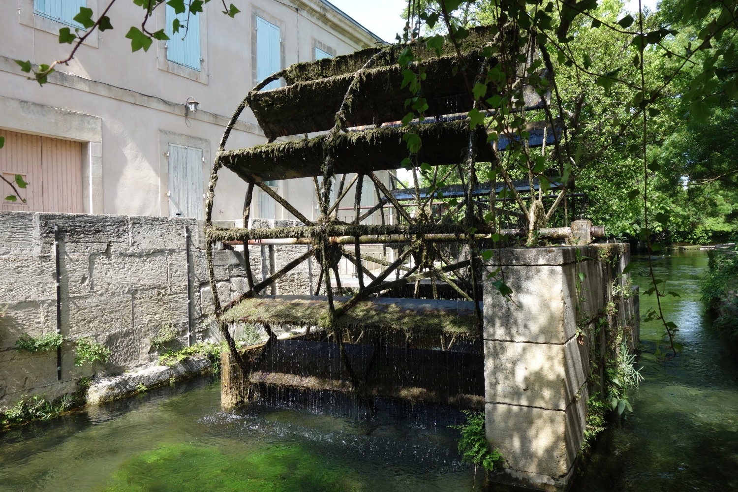 Oude watermolen in l'Isle-sur-la-Sorgue.