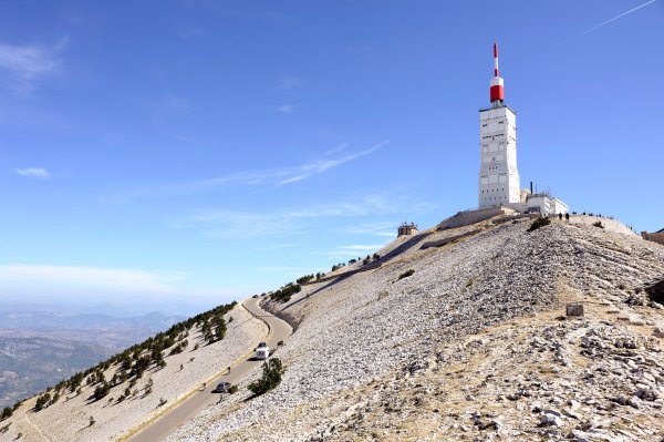 Witte toren op de Mont Ventoux tegen een blauwe hemel