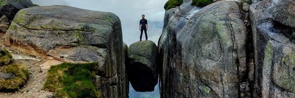De Kjeragbolten in Noorwegen is een iconisch rotsblok dat tussen twee rotswanden is ingeklemd.