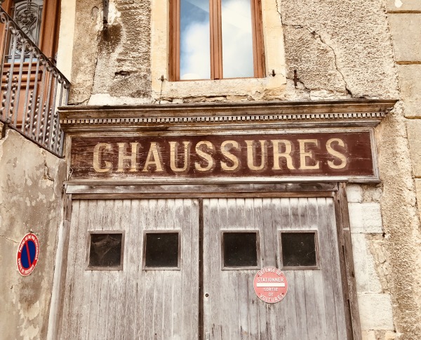 Een oude, gesloten schoenenwinkel op het Franse platteland