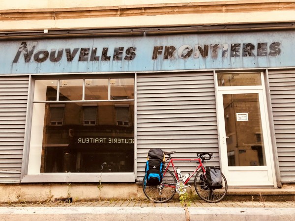 De fiets van Kees Lucassen tegen een gesloten winkel op het Franse platteland