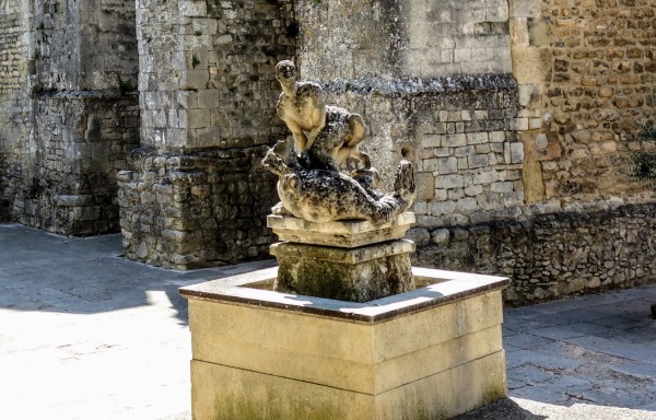 Het beeld in Fontaine-de-Vaucluse van het ondier Coulobre, in gevecht met bisschop Saint-Véran van Cavaillon. 
