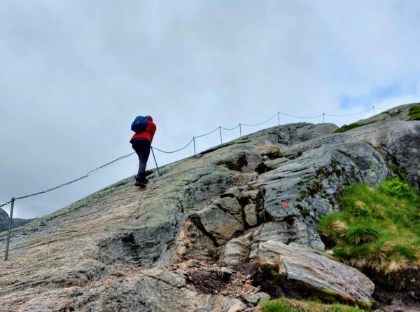 Via kettingen trek je je omhoog langs de rotswand bij deze hike in Noorwegen.