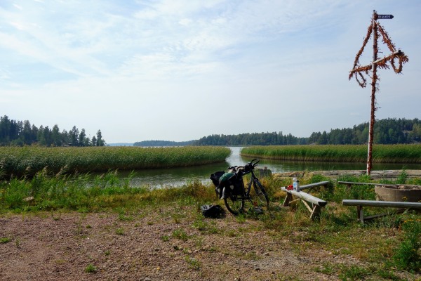 South by Cycle, picknicken aan een meer
