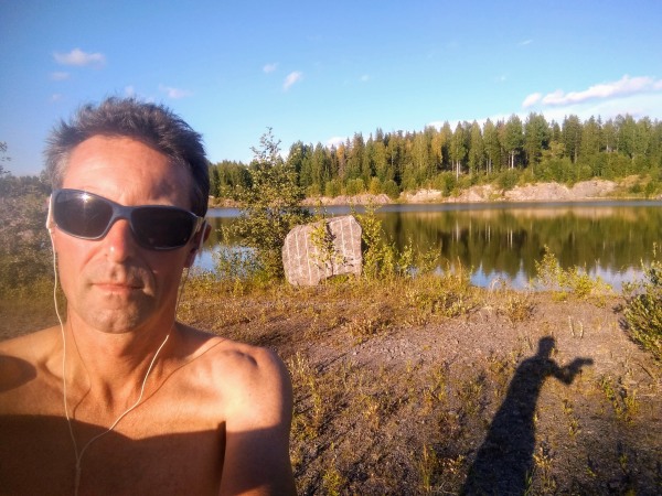 Een prachtig meer bij een steengroeve in Finland