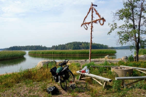 Regelmatig fiets je langs meren in het Land van Duizend Meren
