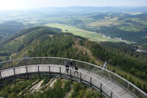 De SkyWalk Dolní Morava met op de achtergrond een prachtig uitzicht over de bergachtige omgeving. 
