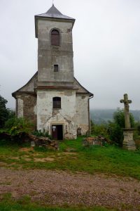 De markante kerk Vrchní Orlice staat moederziel alleen in de velden en wordt regelmatig gebruikt als filmdecor.