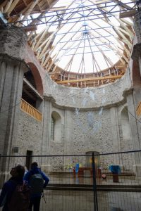 De kerk van Neratov staat bekend om zijn glazen dak. Momenteel wordt de kerk verbouwd.
