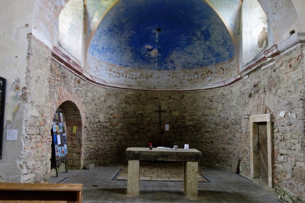 Het altaar in de merkwaardige kerk in Vrchni Orlice, in Oost-Bohemen