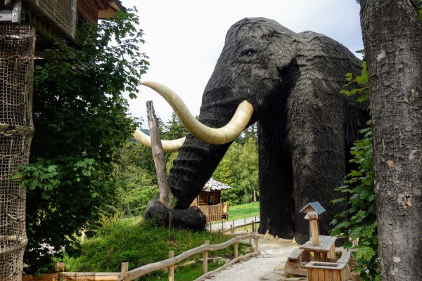 Het kinderspeelpark in Dolni Morava, inclusief supersized mammoet