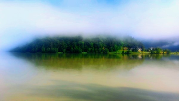 Mist hangt boven de blauwe Donau, waarlangs de populaire Donau Radweg loopt