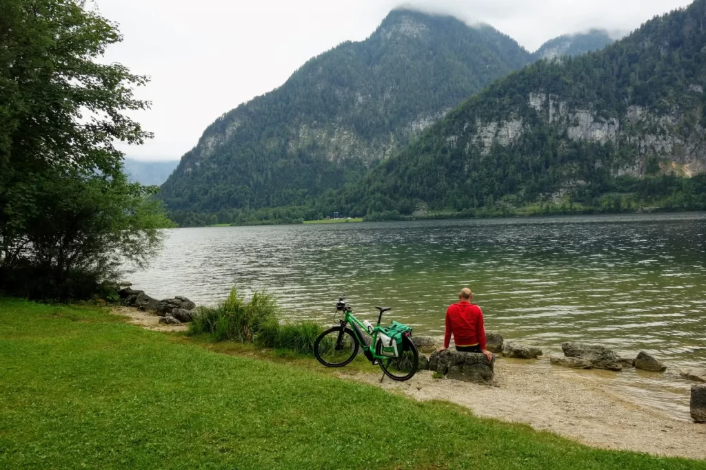 Fietser rust uit bij een van de meren bij Bad Ischl in Opper-Oostenrijk