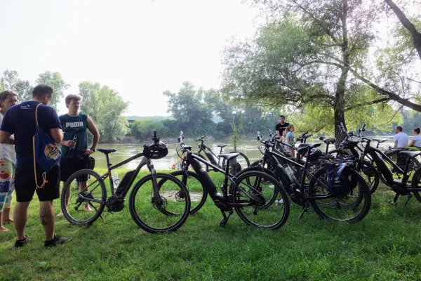 Groep fietsers rust uit na een etappe van de Amazone of Europe Bike Trail
