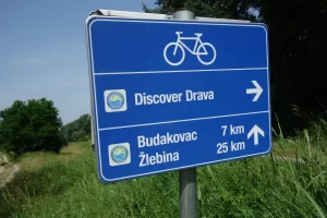 Het stickertje op het routebordje is van de Amazon of Europe Bike Trail