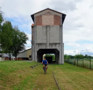Stukje fietsen over de spoorlijn bij het Cimper-complex in Mursko Središće
