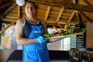 Serveerder in Kroatië brengt een groot houten bord met veel lekkers