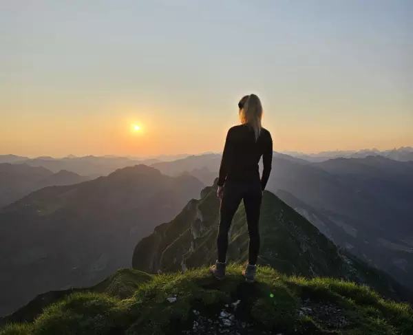 Shanna Bussink, ofwel Rayu, genietend van de zonsondergang op een bergtop