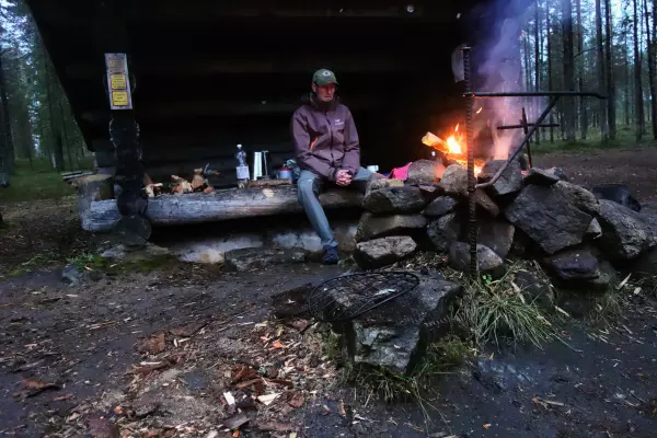 Kamperen bij een laavu in Fins Lapland