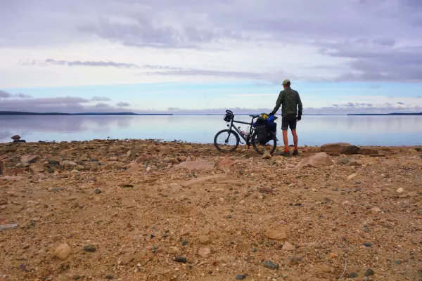 Eenzame fietser bij een meer in Fins Lapland
