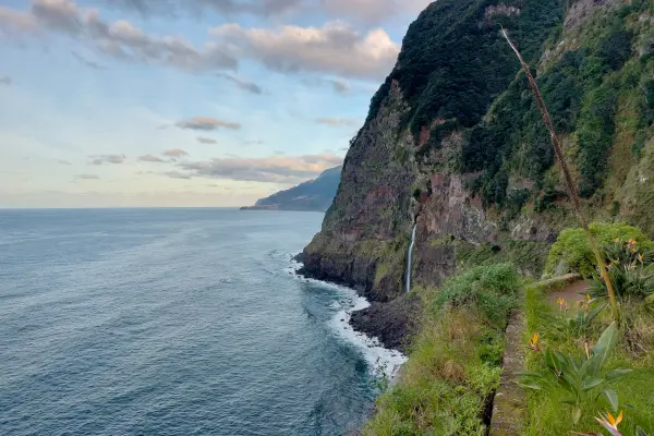 Waterval aan de kust van Madeira