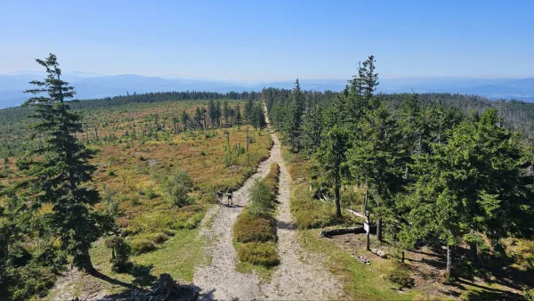 Wandelaars op de top van de Barania Gora - Main Beskid Trail Polen