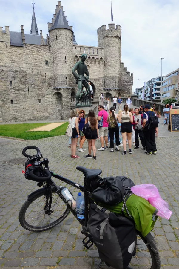 Het eind- of beginpunt van de Kempen icoonfietsroute: Fort Het Steen in Antwerpen