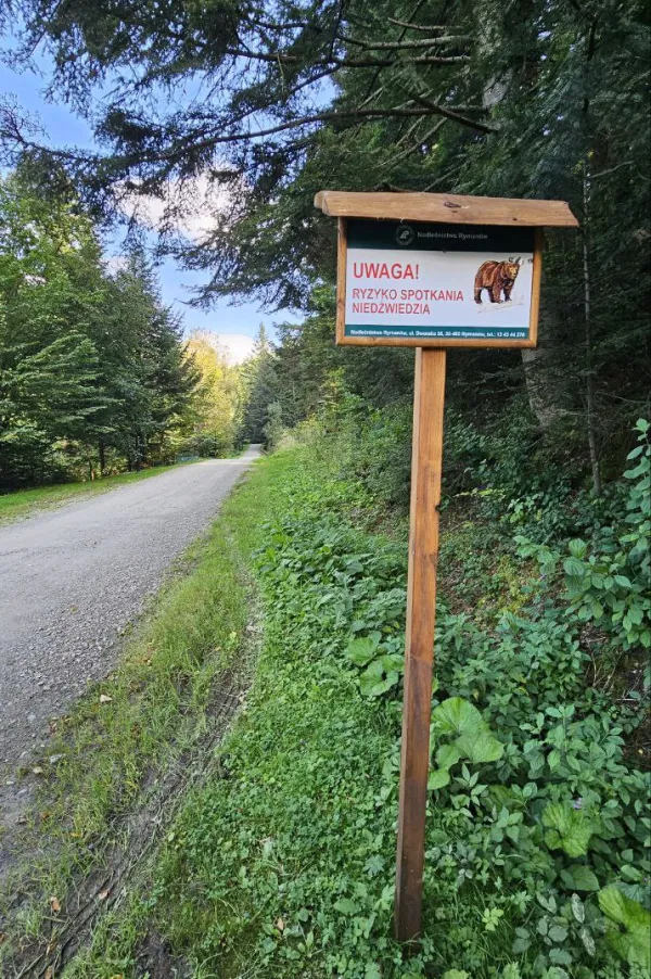 Bordjes langs deze hike in Polen waarschuwen voor beren