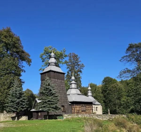 Architectuur langs de Main Beskid Trail: de opvallende kerk van Chryowa