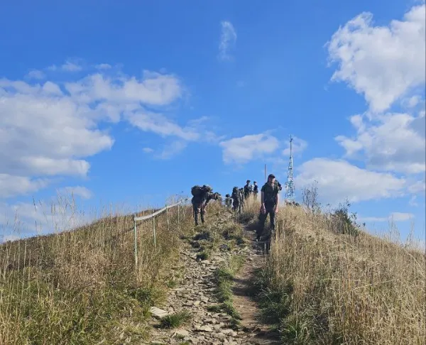 Paramilitairen op de Smerek-top langs de Main Beskid trail