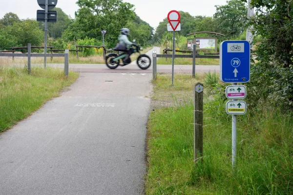 Kruising met een gewone weg op de Kempen icoonfietsroute